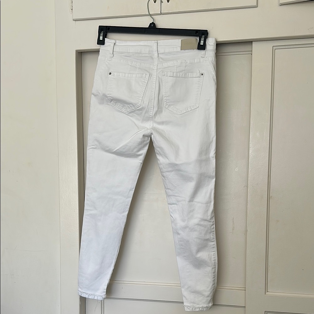 White Skinny Jeans Highraised Push up with Crisp Design